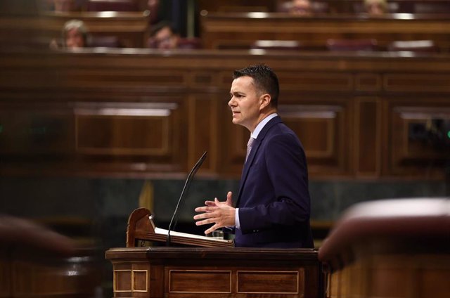 El portavoz del PSOE en el Congreso, Héctor Gómez, interviene en una sesión plenaria, en el Congreso de los Diputados, a 8 de junio de 2022, en Madrid (España). 