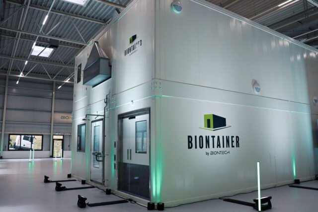 Archivo - BioNTrainer, unos contenedores de mercancías de BioNTech dotados con los equipos necesarios para elaborar vacunas de ARNm en Sudáfrica, salvo el paso final de repartir las dosis en botes.
