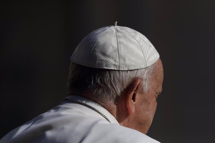 08 June 2022, Vatican, Vatican City: Pope Francis arrives for the Wednesday General Audience in St. Peter's Square at the Vatican. Photo: Evandro Inetti/ZUMA Press Wire/dpa