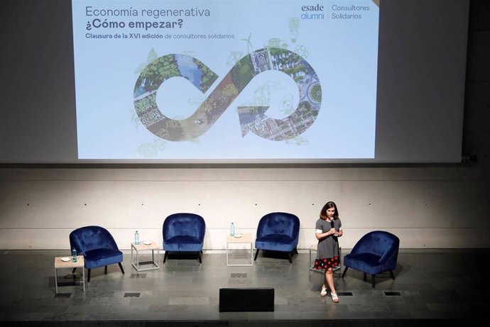 Isabel Rallo, directora de Esade Alumni Social, durante el Clausura de la XVI edición de Consultores Solidarios, celebrada en el campus de Esade en Barcelona.