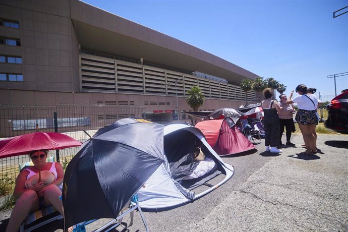 Una veintena de personas, en plena ola de calor, hacen ya cola para el concierto, del próximo sábado, del artista onubense Manuel Carrasco en el Estadio de la Cartuja.