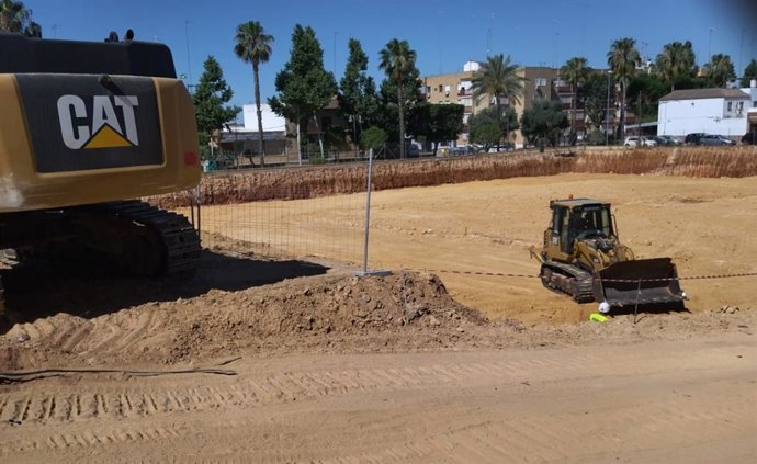 En la Avenida de Santa Lucía de Alcalá de Guadaíra (Sevilla) han comenzado las obras de 132 viviendas en régimen de protección oficial.