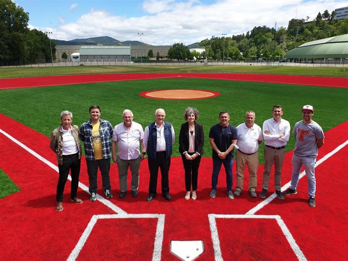 La consejera Esnaola en su visita al campo de béisbol acompañada por responsables del Instituto Navarro del Deporte, de la CD Amaya, de la Federación Navarra de Béisbol y Sófbol, de la Federación Española de Béisbol y Sófbol, y del CBS Toros.