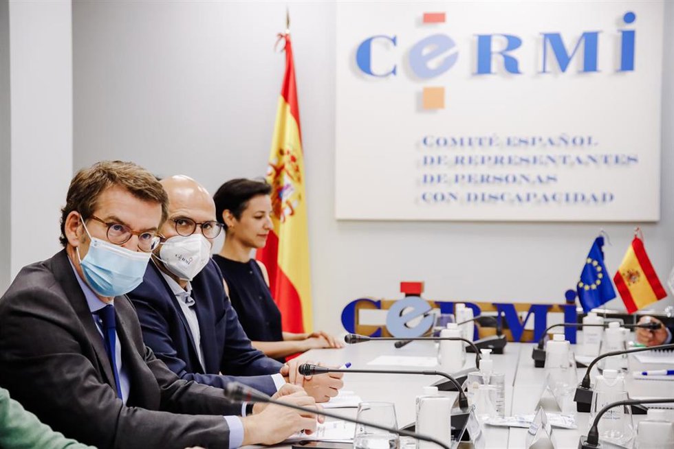 El presidente del Partido Popular, Alberto Núñez Feijóo, durante un encuentro con miembros de la Comisión Permanente del Comité Español de Representantes de Personas con Discapacidad (CERMI), a 9 de junio de 2022, en Madrid (España). Se trata del primer