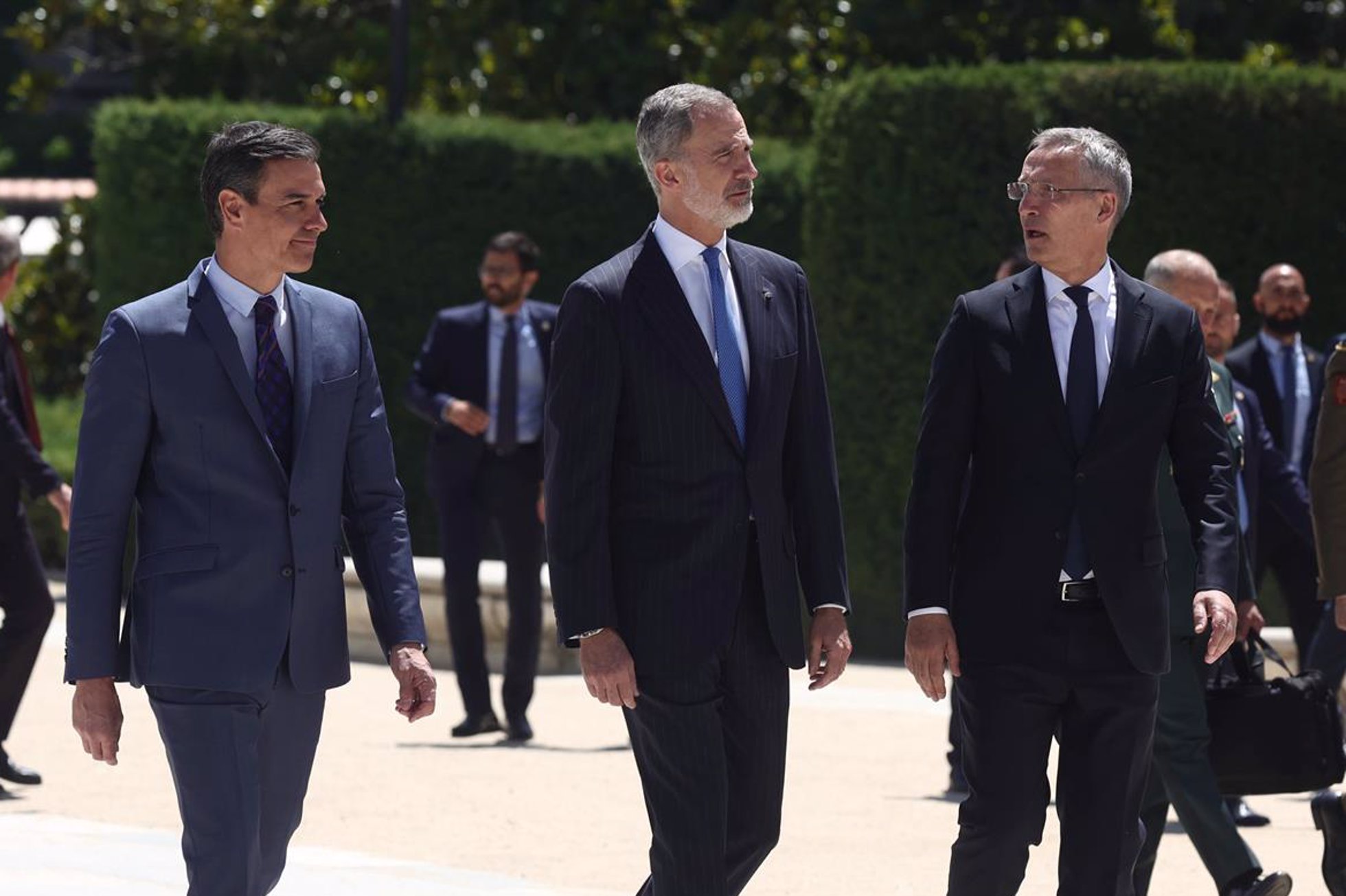 (I-D) El presidente del Gobierno, Pedro Sánchez; el Rey Felipe VI y el secretario general de la OTAN, Jens Stoltenberg, a su salida del Teatro Real el pasado 30 de mayo