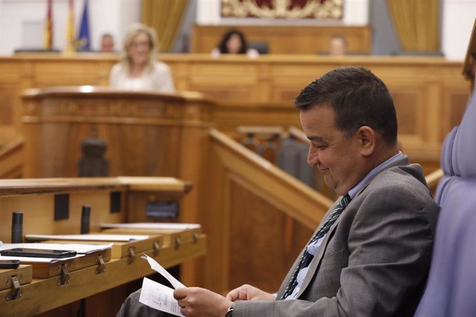 El consejero de Agricultura, Francisco Martínez Arroyo, en las Cortes, durante la intervención de la diputada del PP Lola Merino.