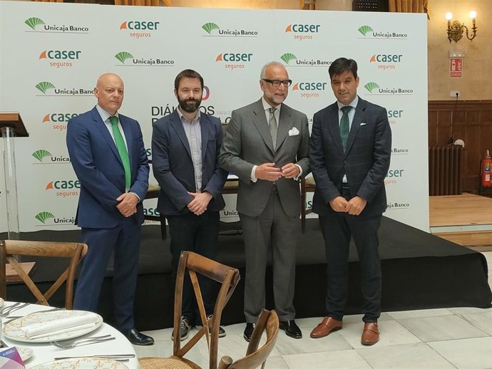 Los economistas José María O'Kean (tercero por la izquierda) y Juan Ramón Rallo (segundo) junto a representantes de Unicaja Banco y Caser en el encuentro económico celebrado en Salamanca.