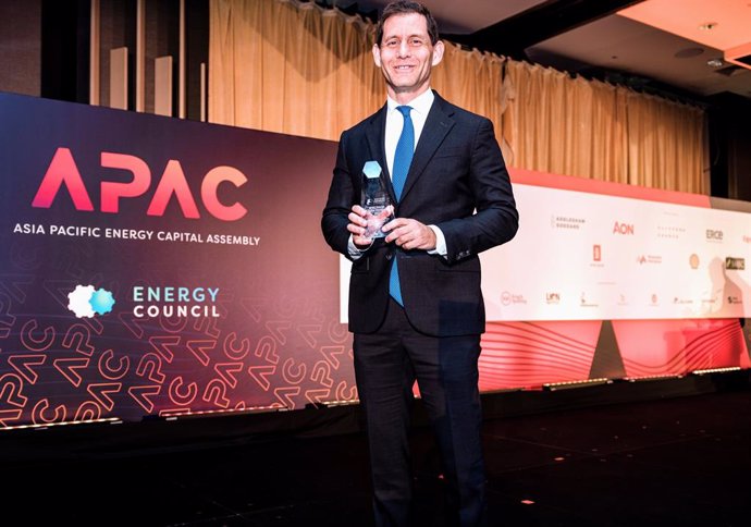 Joseph Sigelman, Chairman & CEO, AG&P Group with the award after AG&P won 2022 LNG APAC Company of the Year award at the Energy Council's Annual Awards of Excellence