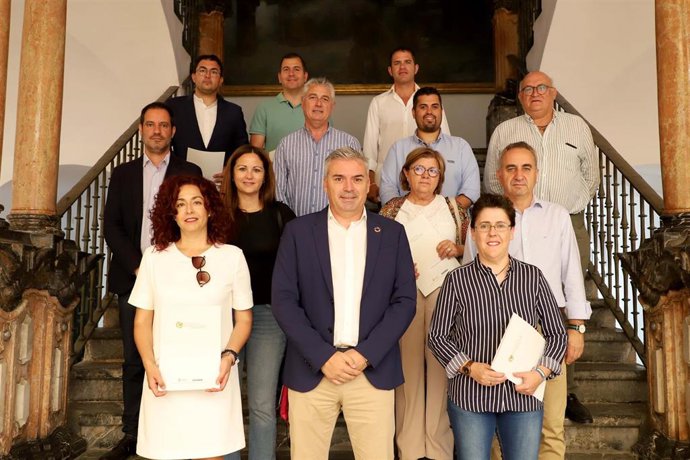 El presidente de la Agencia Provincial de la Energía, Víctor Montoro (centro), con los representantes políticos de los municipios firmantes.