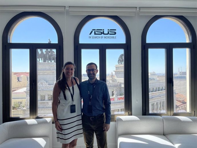 La responsable de comunicación de Asus en España, Gina Palau, y el manager de producto para consumo, Siquem González.