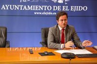 Ayuntamiento de El Ejido condena con votos de PP y PSOE las declaraciones de Macarena Olona sobre el municipio