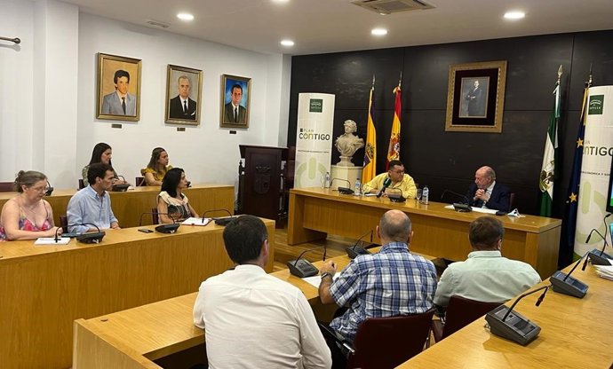 El presidente de la Diputación, Fernando Rodríguez Villalobos, en el Ayuntamiento de Umbrete.