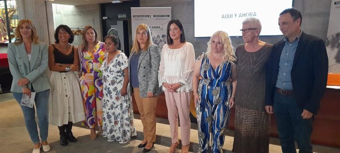 Eider Hurtado, la consejera Beatriz Artlazabal, y la vicedecana del Colegio de la Abogacía de Bizkaia Maite Morillo,con diferentes víctimas, entre ellas Maixabel Lasa