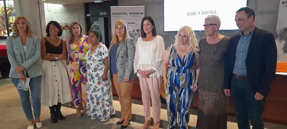 Eider Hurtado, la consejera Beatriz Artlazabal, y la vicedecana del Colegio de la Abogacía de Bizkaia Maite Morillo,con diferentes víctimas, entre ellas Maixabel Lasa