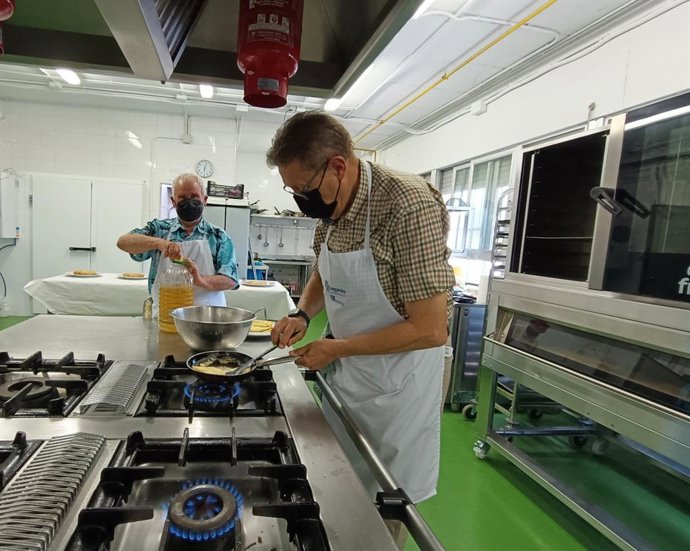 Hombres mayores de 65 años seguirán aprendiendo a cocinar y hacer la cesta de la compra con 'Mayor Chef'