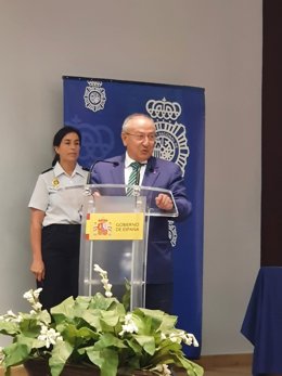 El subdelegado del Gobierno en Valladolid, Emilio Álvarez, durante el acto de entrega de los carnés a los escolares.