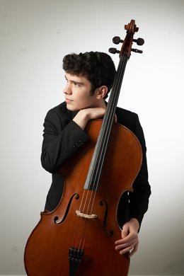 Alejandro Gómez, violonchelista, forma parte del trío de música de cámara de Juventudes Musicales de Sevilla.