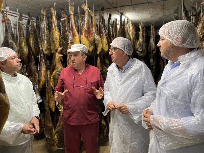 El presidente del PP de Huelva y número 2 a las elecciones andaluzas del 19J, Manuel Andrés González, en su visita a la sierra.