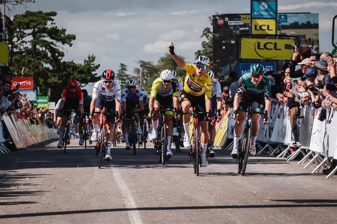 El ciclista belga Wout van Aert (Jumbo-Visma) gana la quinta etapa del Critérium du Dauphiné 2022, disputada entre Thizy-les-Bourgs y Chaintré sobre 162,3 kilómetros