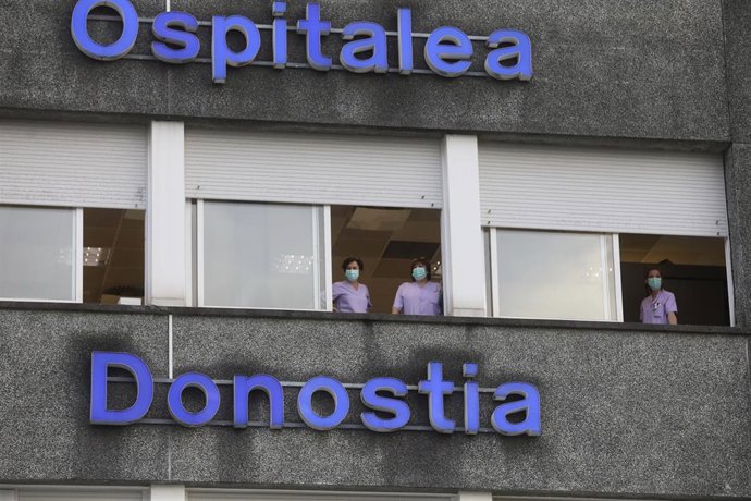 Archivo - Varias sanitarias se asoman a las ventanas del Hospital Donostia