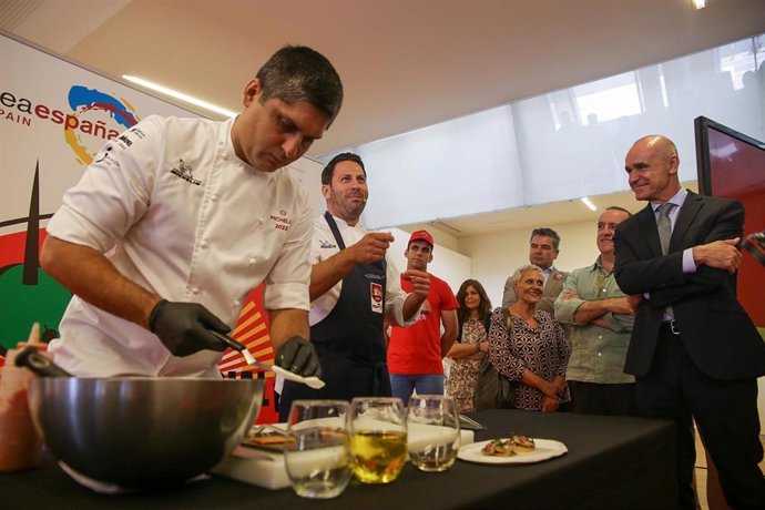 En el acto de presentación se ha disfrutado de los sabores del chef Estrella Michelín Juanlu Fernández, fundador del restaurante Cañabota.