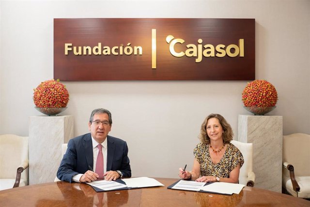 El presidente de la Fundación Cajasol, Antonio Pulido, y la presidenta de la Asociación Autismo de Sevilla, Mercedes Molina, firman un acuerdo de colaboración.