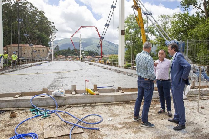 El consejero de Obras públicas, Ordenación del Territorio y Urbanismo, José Luis Gochcoa, asiste al inicio del hormigonado del tablero del nuevo puente  Virgen de la Peña, en Cabezón de la Sal