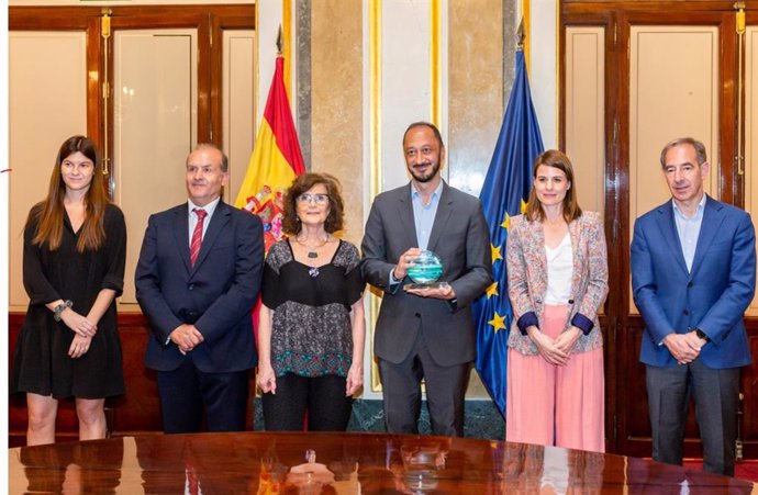 La cadena de reciclaje de envases de vidrio y el CSIC conmemoran el Año Internacional del Vidrio junto al Congreso