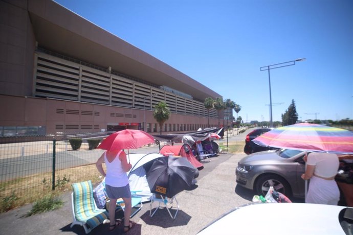 Ya hay público esperando a las puertas del Estadio de la Cartuja para el concierto de Manuel Carrasco, que será el próximo sábado 11 de junio.