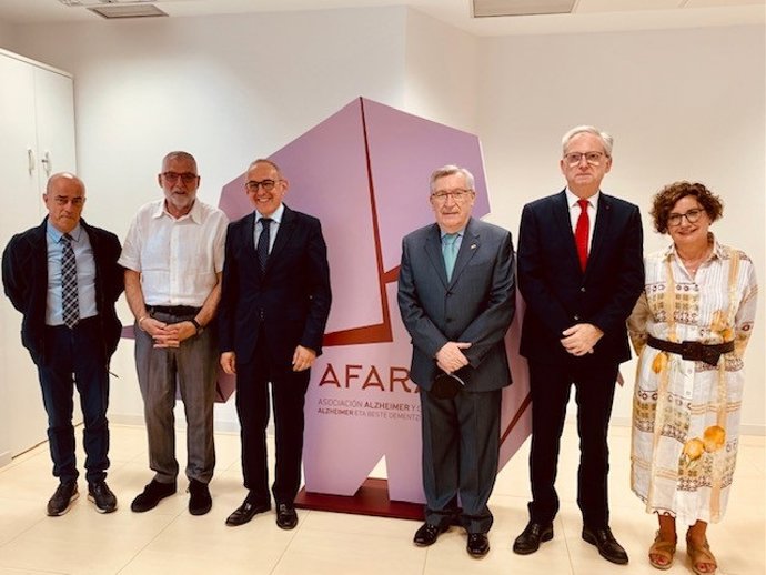 Ramiro González visita la sede de la Asociación de Familiares de personas con Alzheimer y otras demencias en su 30 aniversario