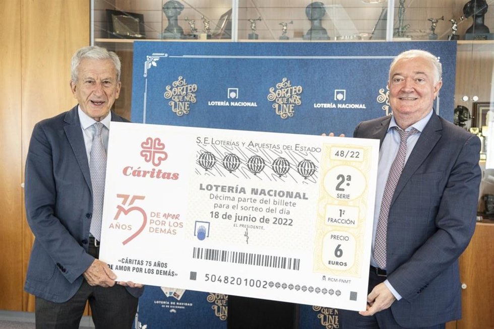 El presidente de Loterías y Apuestas del Estado (SELAE), Jesús Huerta, y el presidente de Cáritas Española, Manuel Bretón, han presentado este jueves el décimo de Lotería Nacional del sábado 18 de junio, dedicado al 75 aniversario de Cáritas