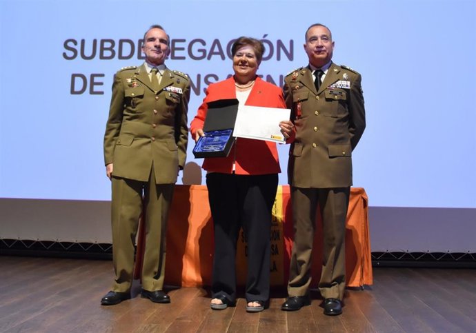La rectora de la UCAV, María del Rosario Sáez Yuguero, recibe una distinción del subdelegado de Defensa en Ávila, coronel Álvaro Capella Vicent.