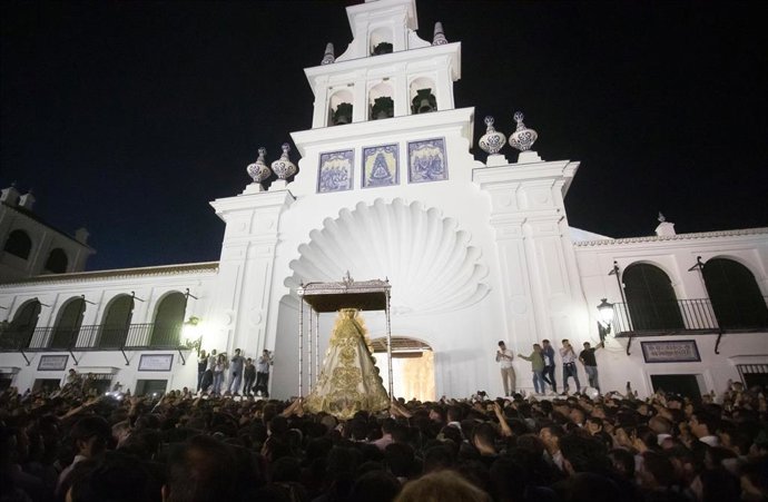 La Virgen del Rocío resgresa al santuario antes de lo previsto por una rotura en las andas. Archivo. 