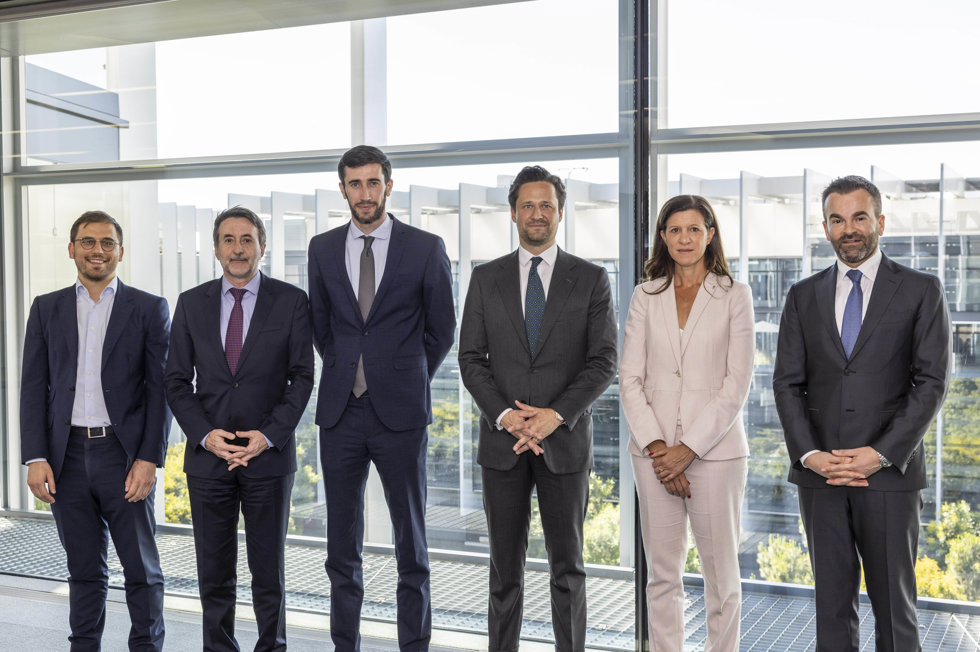 Izda a dcha:C. Portalier(Crédit Agricole Assurances);J. Jon Imaz, CEO de Repsol;Q. Le-Cloarec(Crédit Agricole Assurances); Peter Schümers(EIP);M.V. Zingoni, DG Cliente de Repsol;Roland Drig(EIP)