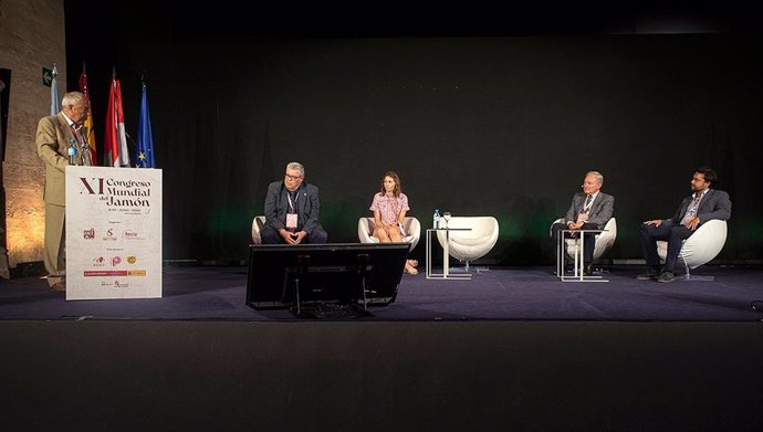 Silvia Montoro y José Abellán, profesores en la Universidad Católica San Antonio de Murcia (UCAM), durante su exposición del estudio 'Bacchus'.