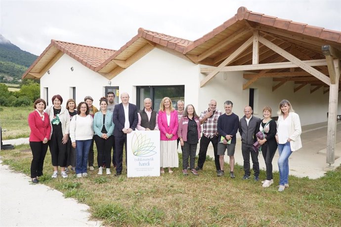 Visita a uno de los proyectos subvencionadas en Lautada