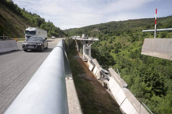 Derrumbe del Viaducto de El Castro en la A-6, en dirección Madrid.