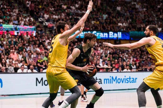 Anter Tomic of Club Joventut Badalona in action during the ACB Liga Endesa Semi Finals Playoff Game 3 match between Club Joventut Badalona and FC Barcelona at Palau Olimpic de Badalona on June 08, 2022 in Badalona, Barcelona, Spain.