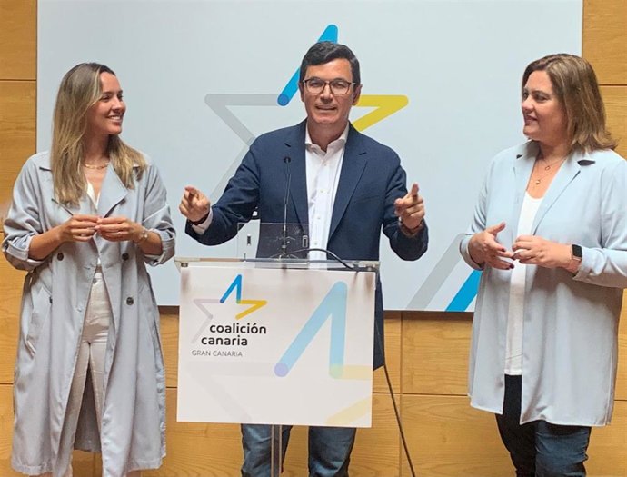 La portavoz de CC, María Fernández, junto al secretario de CC en Gran Canaria, Pablo Rodríguez, y la diputada nacionalista Beatriz Calzada