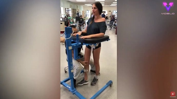 Mujer con parálisis aprende a caminar de nuevo | Emotivos