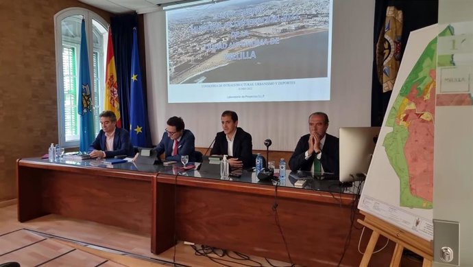 Rachid Bussián, segundo a la derecha, en unas jornadas sobre el PGOU de Melilla este jueves