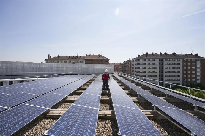 Instalación de paneles solares en un edificio de la capital alavesa