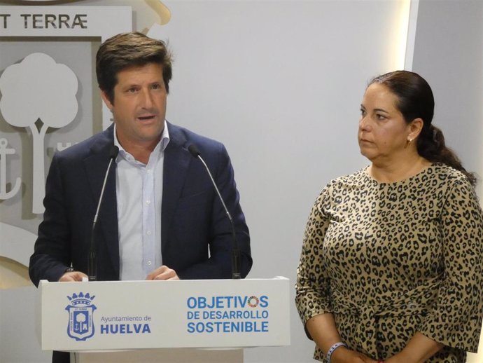 Guillermo García de Longoria, portavoz del grupo municipal de Cs en el Ayuntamiento de Huelva, y la viceportavoz, Noelia Álvarez.