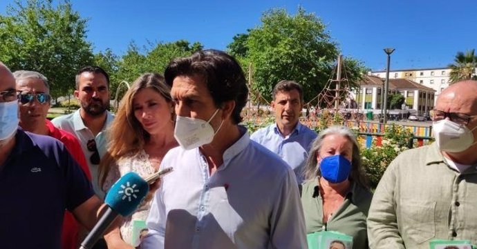 El candidato número dos por el PSOE de Huelva al Parlamento andaluz, Enrique Gaviño, en rueda de prensa.