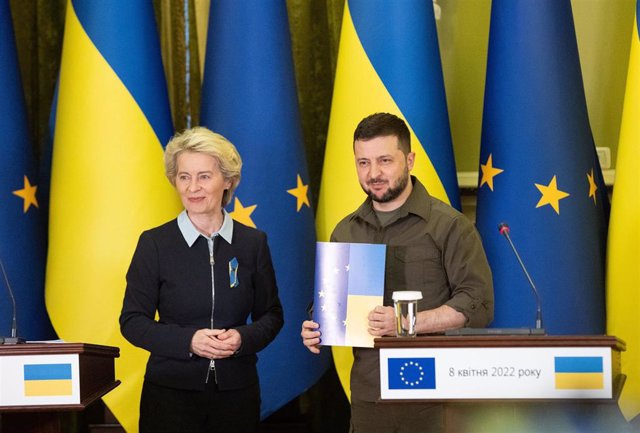 Archivo - La presidenta de la Comisión Europea, Ursula von der Leyen, y el presidente de Ucrania, Volodimir Zelenski