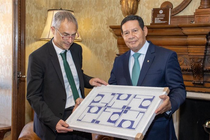 El vicepresidente de Brasil,  Hamilton Mouro (d), junto al rector de la USAL, Ricardo Rivero.