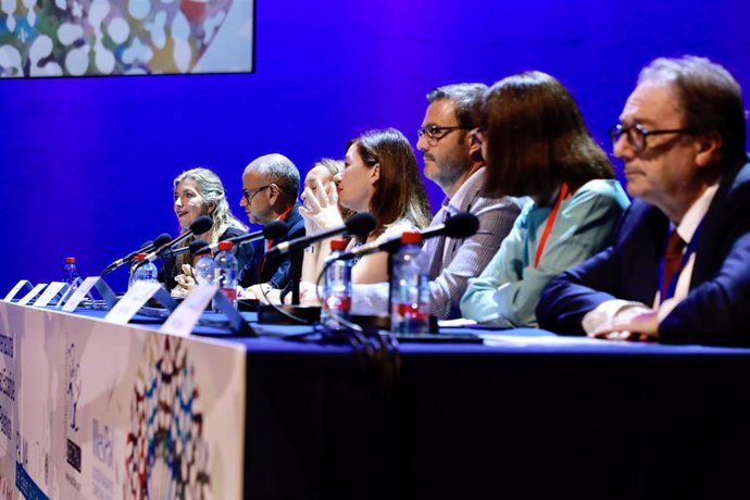 La consellera de Salud y Consumo, Patricia Gómez, y la presidenta del Govern, Francina Armengol, en la inauguración del XIII Congreso Internacional de la Sociedad Española de Cuidados Paliativos.