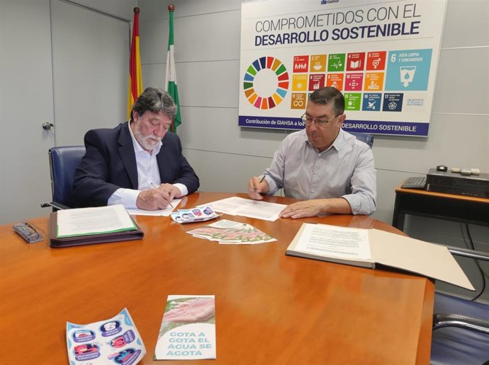 El director ejecutivo de Giahsa, Manuel Domínguez Limón,  (derecha) y el secretario general de Ucauce Huelva, Modesto Pavón, firman el convenio para la campaña de sensibilización.