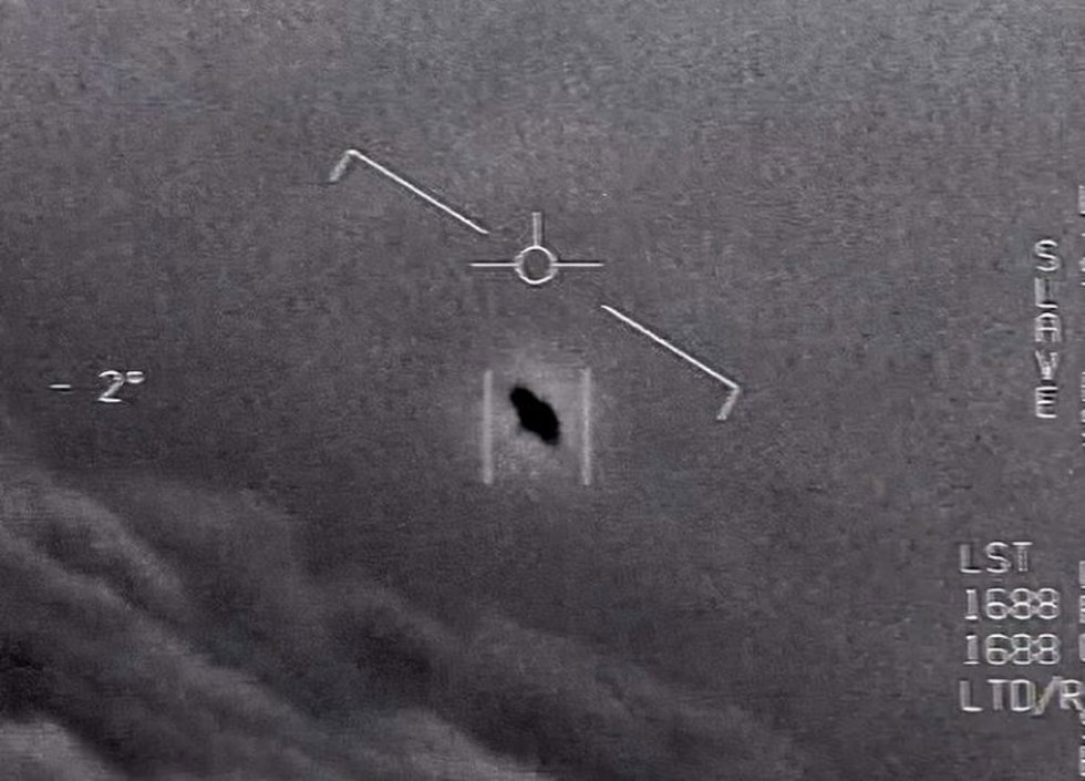 En una imagen de un video de 2015, se ve un objeto inexplicable en el centro mientras se eleva entre las nubes, viajando contra el viento. "Hay toda una flota de ellos", le dice un aviador militar estadounidense a otro.