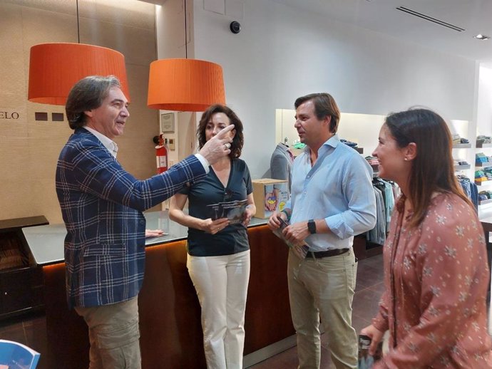 María Luisa Ceballos, Antonio Repullo y Cristina Casanueva en una tienda de Priego de Córdoba.